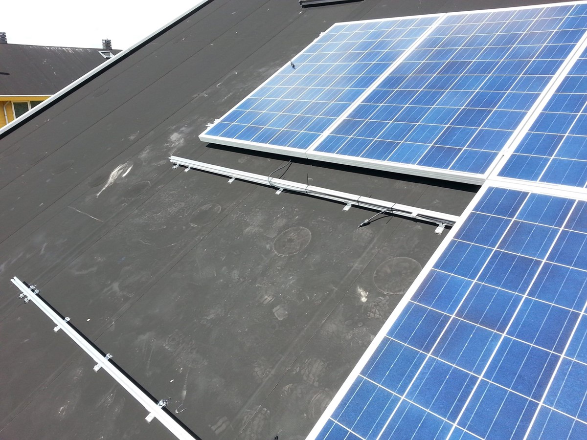 Zonnepanelen op EPDM, bitumen of PVC: kan dat?